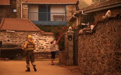 Vecinos de Busnadiego y Piedras Albas (Lucillo) se afanan en defender sus casas ante el avance del fuego