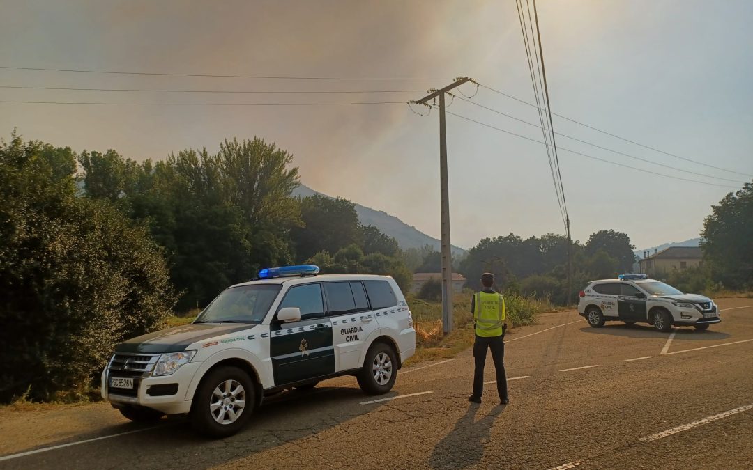 Los efectivos intentan cerrar el incendio en la zona de La Baña para poder atacarlo de forma definitiva