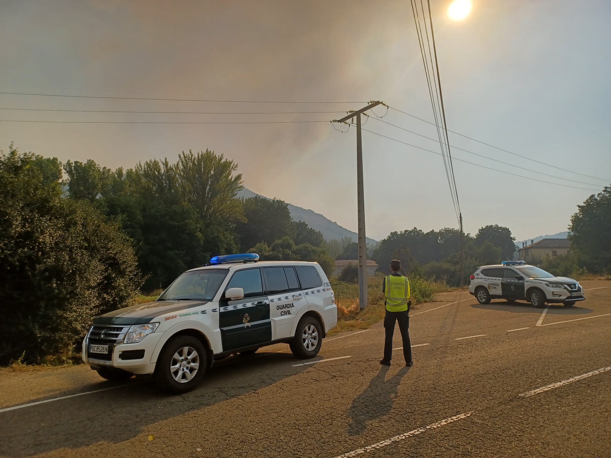 Los efectivos intentan cerrar el incendio en la zona de La Baña para poder atacarlo de forma definitiva