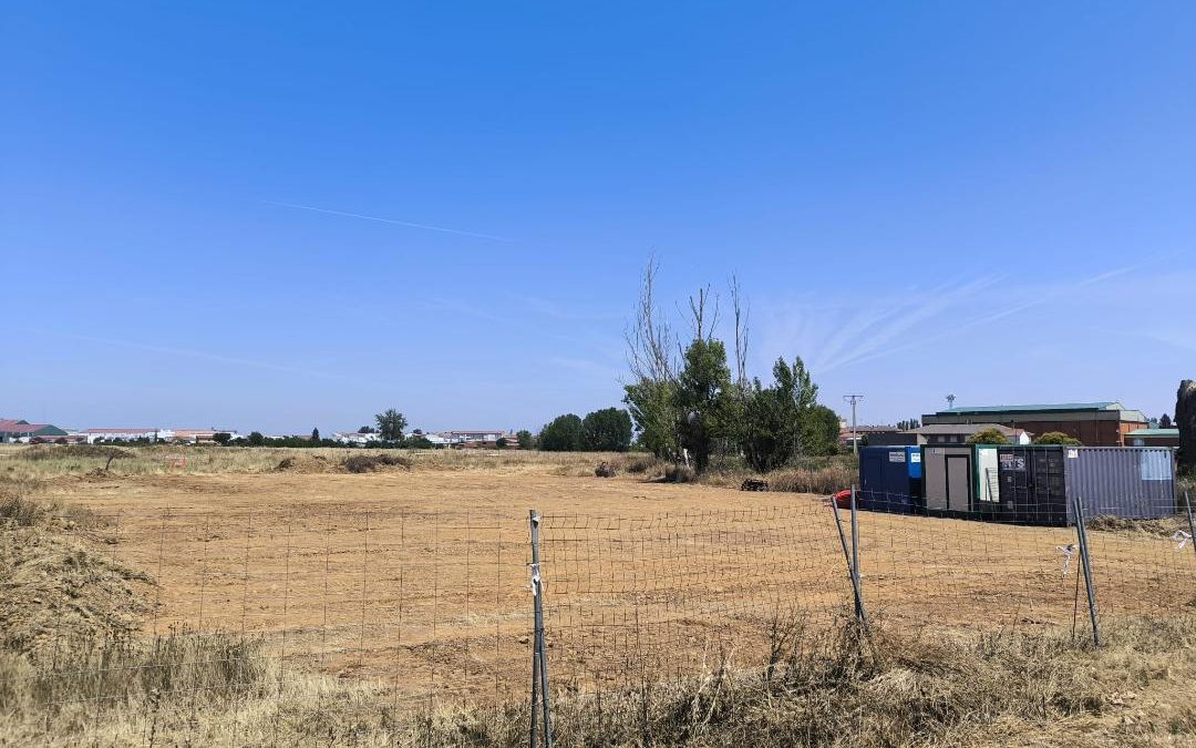 Santa María del Páramo aprueba el ensanche del nuevo camping del que ya se han iniciado las obras