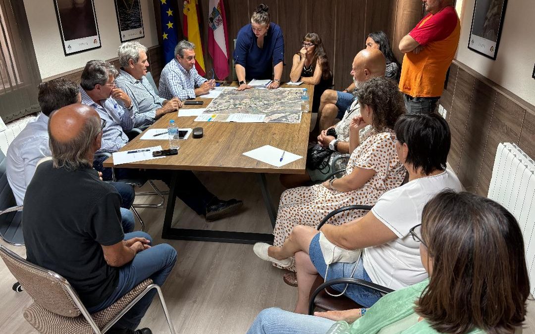 Reunión de la Junta con alcaldes de municipios afectados por el incendio de Castrocalbón para evaluar los daños a las instalaciones agrarias