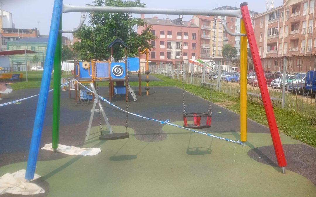 Astorga acomete trabajos de mejora y mantenimiento en el parque infantil de la Avenida Ponferrada
