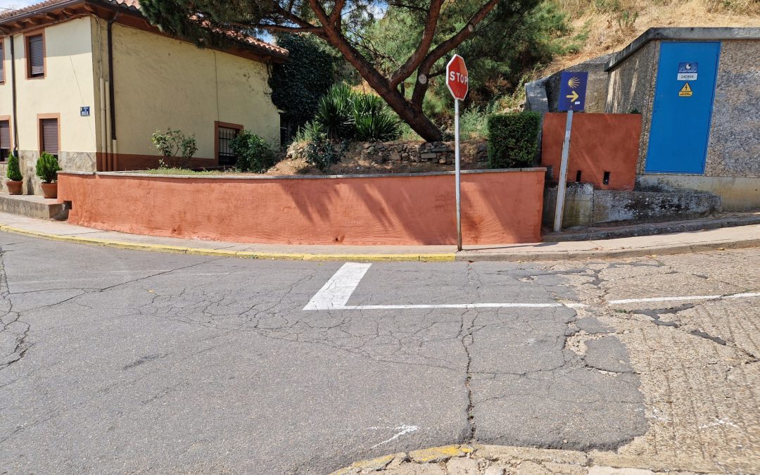 El ayuntamiento de Astorga inicia los trabajos de mejora en Puerta Sol, entrada del Camino de Santiago