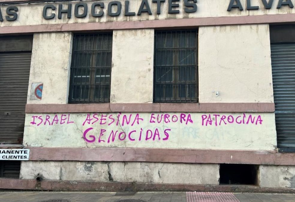 La Policía Local de Astorga sorprende a tres individuos ‘in fraganti’ vandalizando el casco urbano con pintadas de protesta