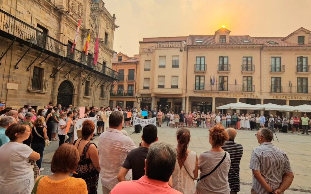 Varios cientos de personas se concentran en Astorga para protestar por la gestión de los incendios forestales en la provincia de León