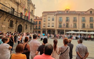 Varios cientos de personas se concentran en Astorga para protestar por la gestión de los incendios forestales en la provincia de León