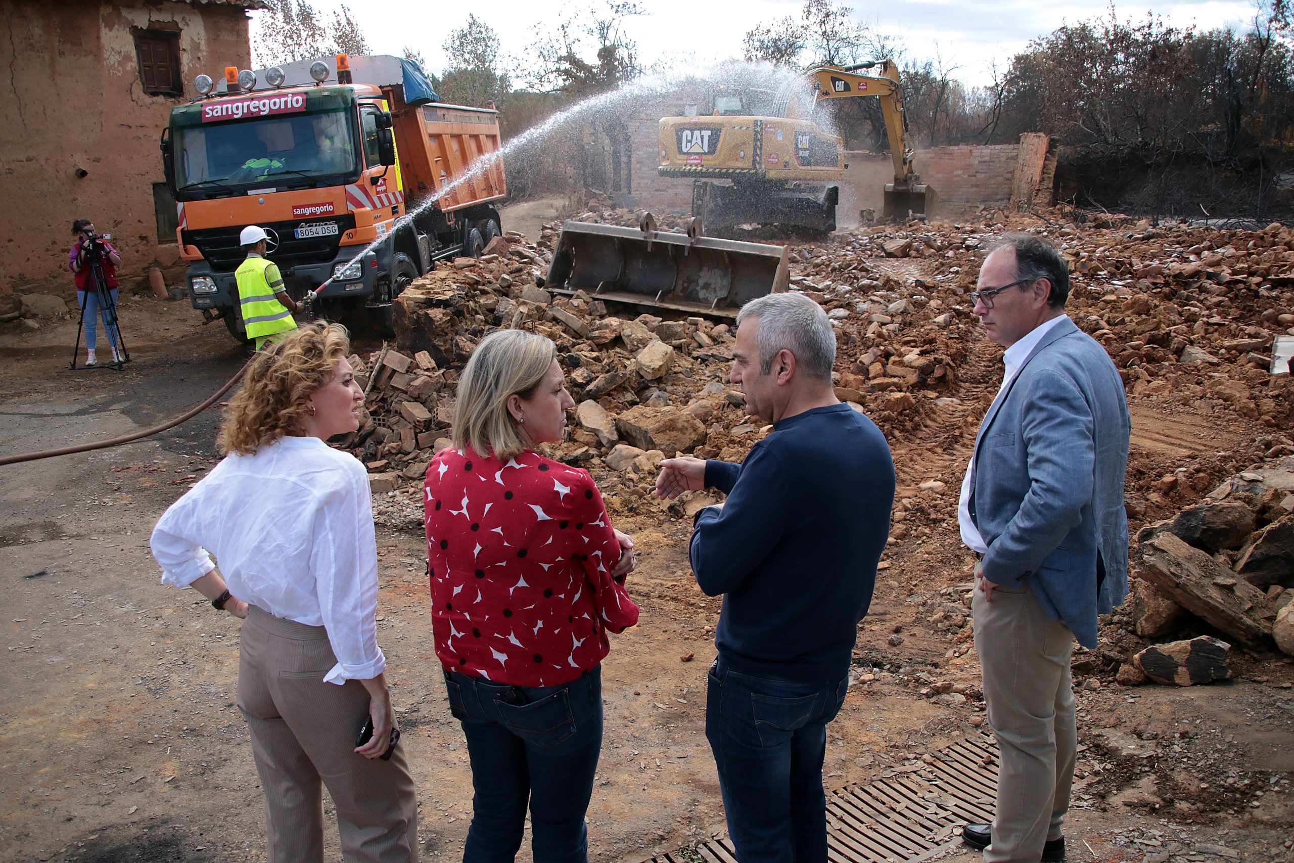 La vicepresidenta de la Junta visita los trabajos de desescombro de las viviendas afectadas por el incendio de Castrocalbón