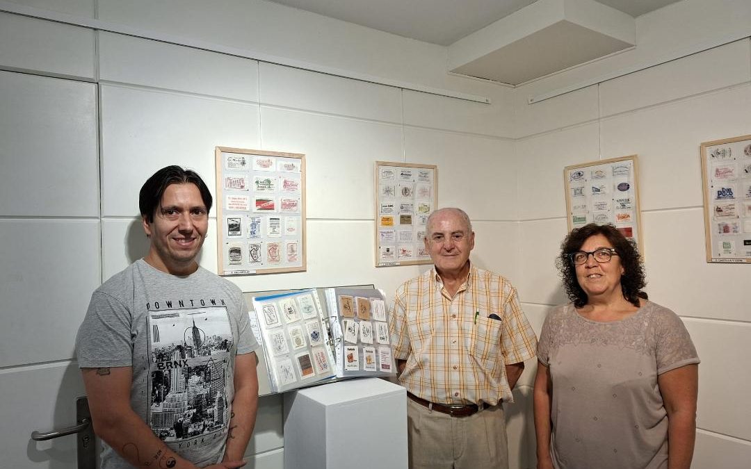 Santa María del Páramo acoge la exposición “Sobres de azucarillos” de Daniel Pérez Rubio