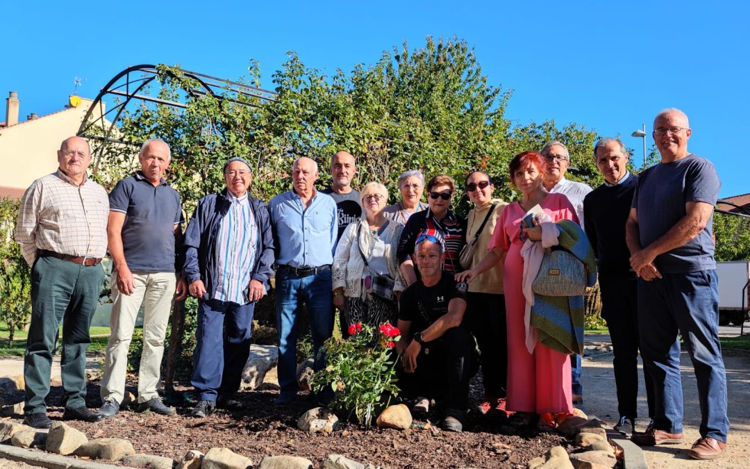 La ‘Rosa Peregrina’ de Norman Sinclair llega al Jardín de la Sinagoga como símbolo de unión de los Caminos a Santiago