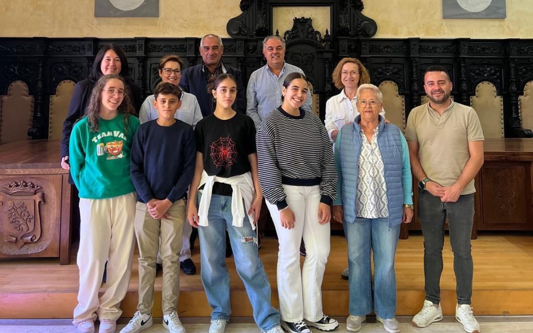 Recepción en el Ayuntamiento a la Banda de la Escuela Municipal de Música tras su participación en Disneyland París
