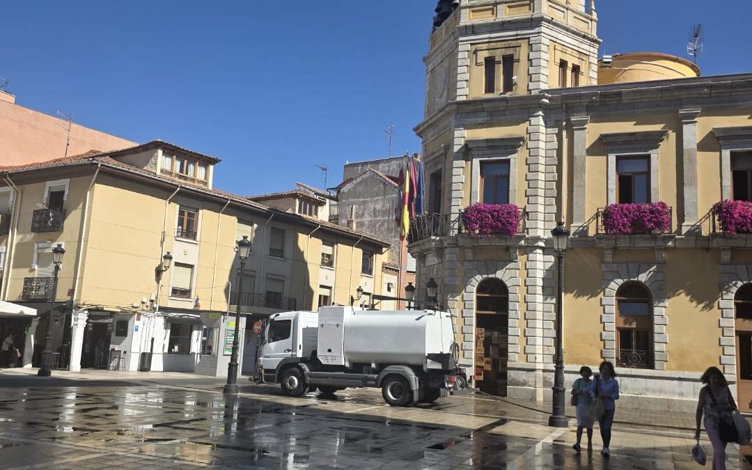 El Ayuntamiento de La Bañeza refuerza el servicio de limpieza urbana tras el periodo estival