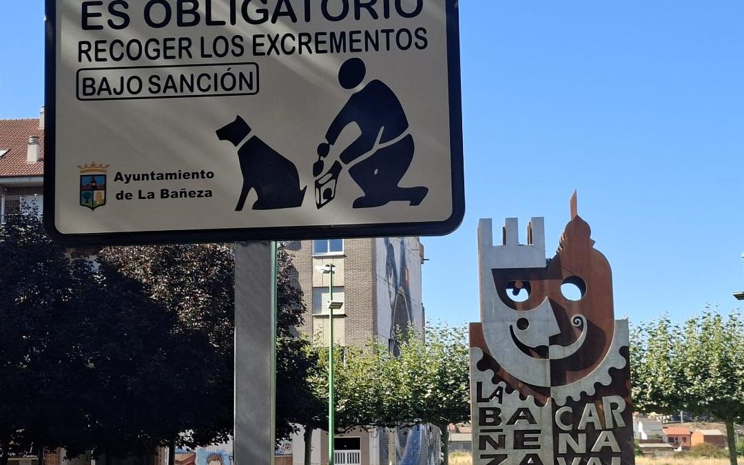 El Ayuntamiento de La Bañeza refuerza la concienciación ciudadana con la instalación de nuevas señales sobre el cuidado de mascotas