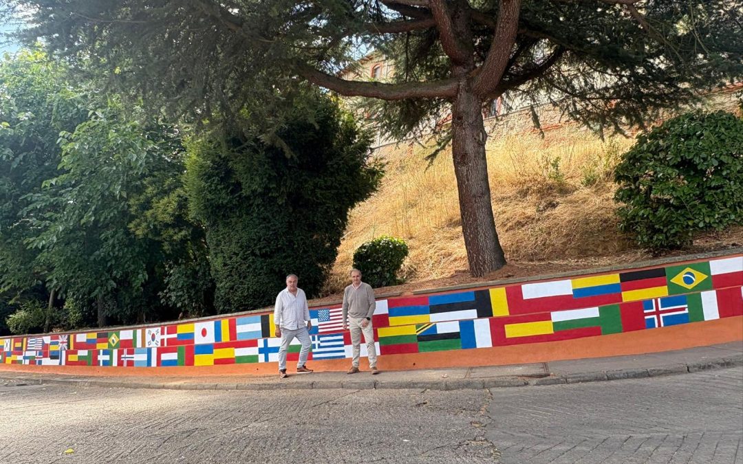 Banderas de todos los países embellecen Puerta Sol en Astorga