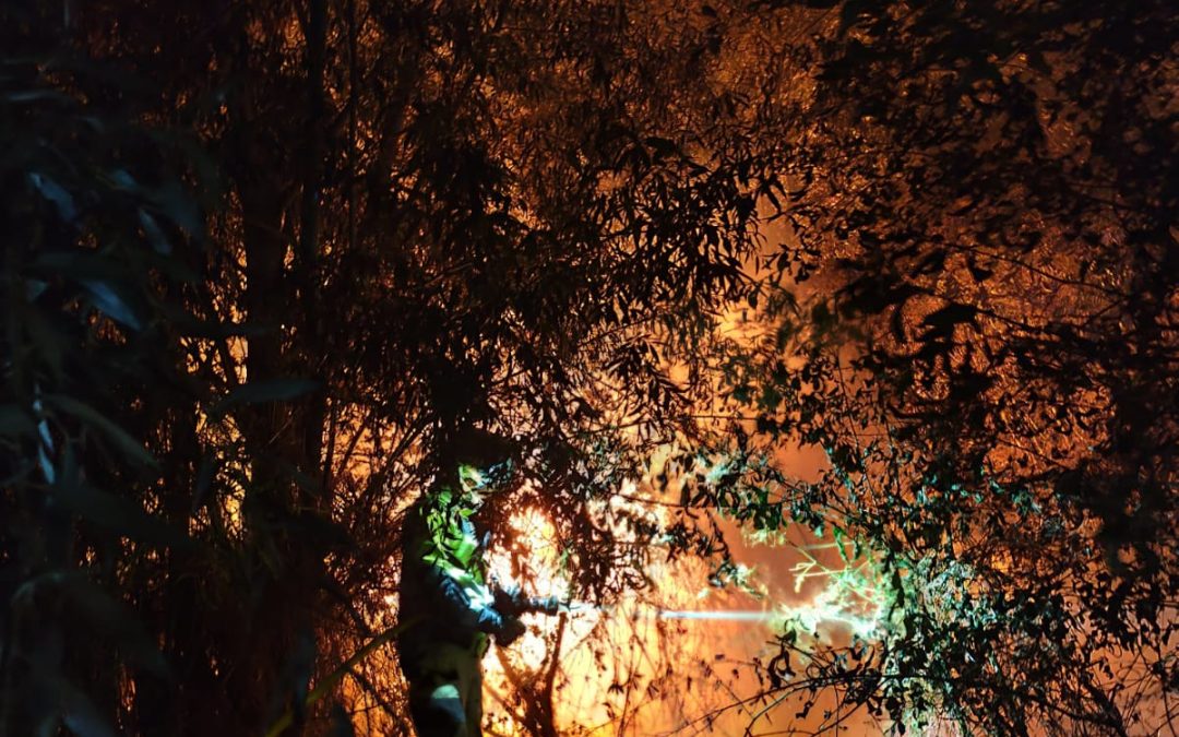 Los bomberos del SEPEIS intervienen en un incendio nocturno en Villamejil, junto al camping municipal