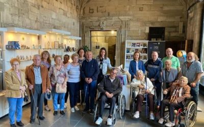 Usuarios y familiares de la Asociación de Párkinson de Astorga recorren la Catedral en una visita guiada