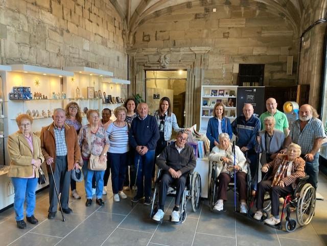 Usuarios y familiares de la Asociación de Párkinson de Astorga recorren la Catedral en una visita guiada