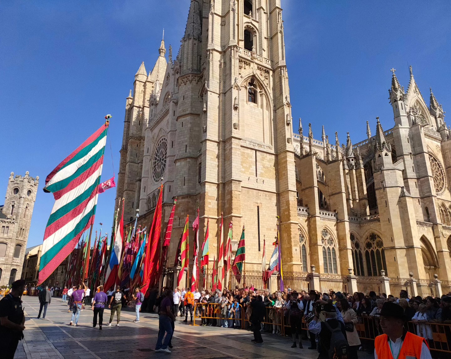 El Ayuntamiento de León aclara que la vestimenta no será «en ningún caso» excluyente para participar en el desfile de pendones de San Froilán