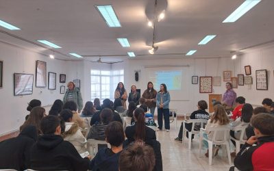 Isabel Cantón cierra su exposición «Alfabetos del mundo» recibiendo a los alumnos del IES Vía de la Plata de La Bañeza