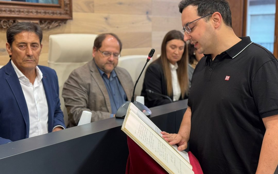 La Bañeza nombra Hijo Predilecto a Odón Alonso Ordás en un pleno marcado por la toma de posesión de Roberto Carracedo y el debate ferroviario