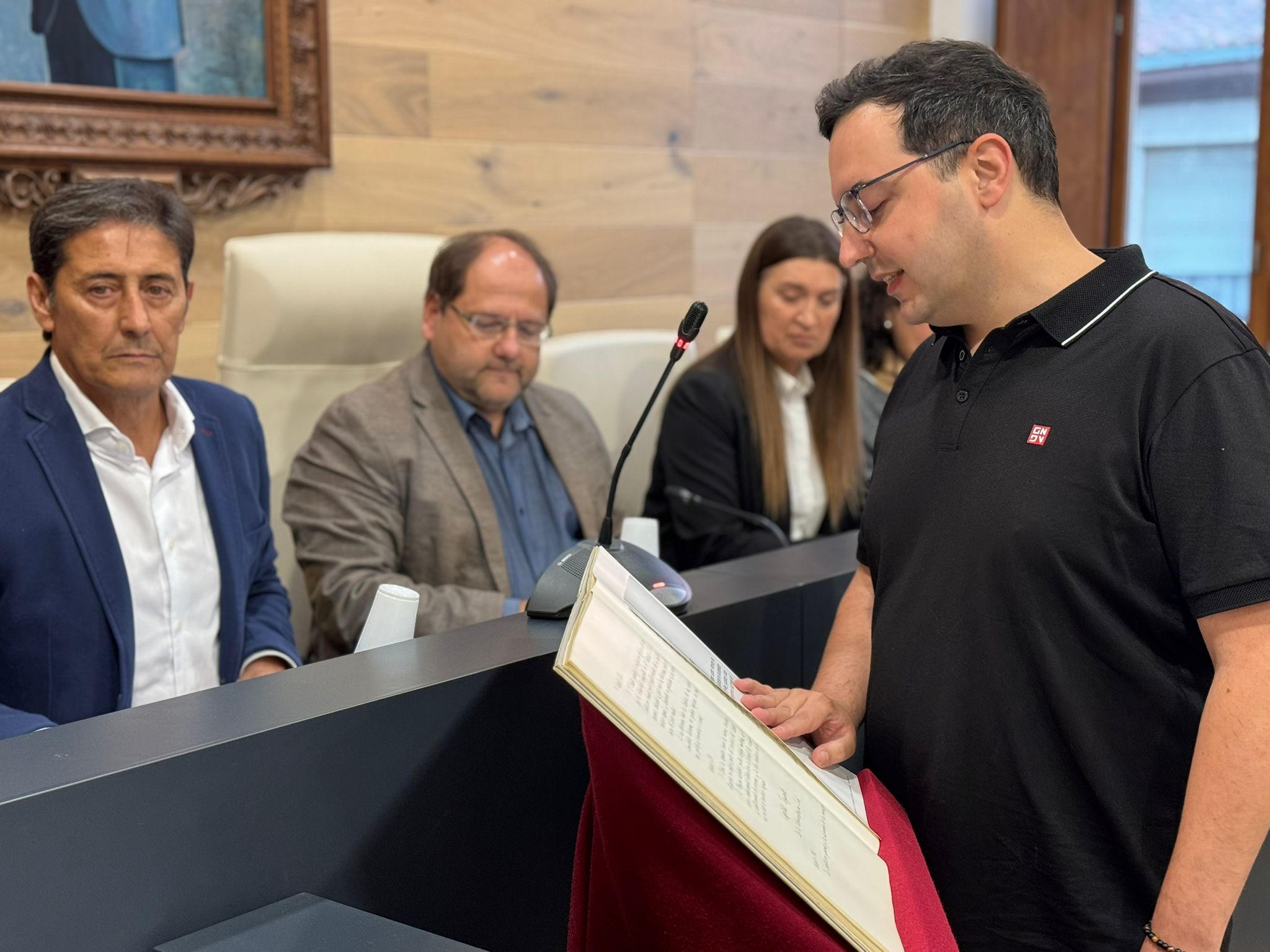 La Bañeza nombra Hijo Predilecto a Odón Alonso Ordás en un pleno marcado por la toma de posesión de Roberto Carracedo y el debate ferroviario