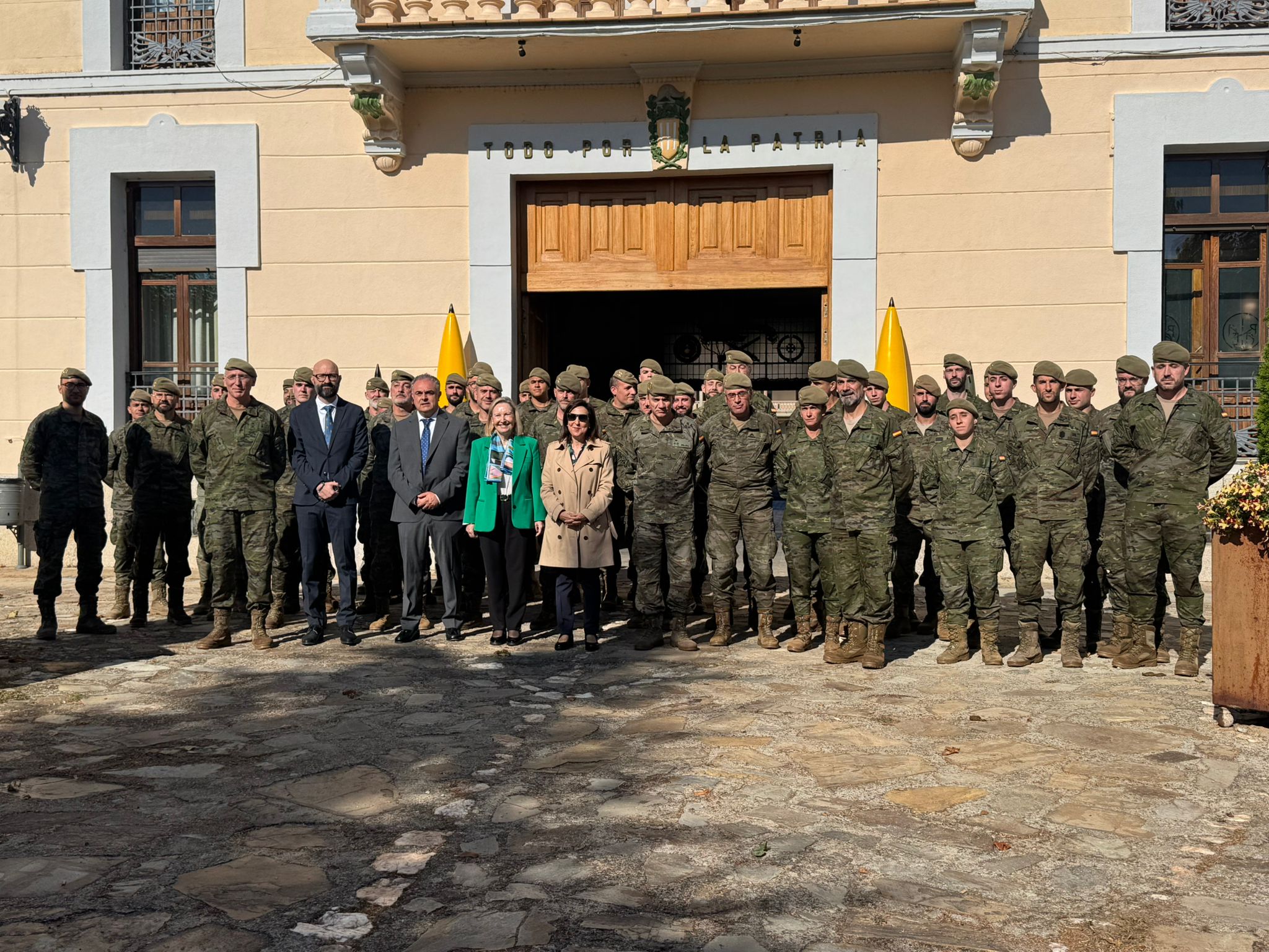 Robles confirma en Astorga que el sistema lanzacohetes SILAM llegará con tecnología española y dentro de los plazos previstos