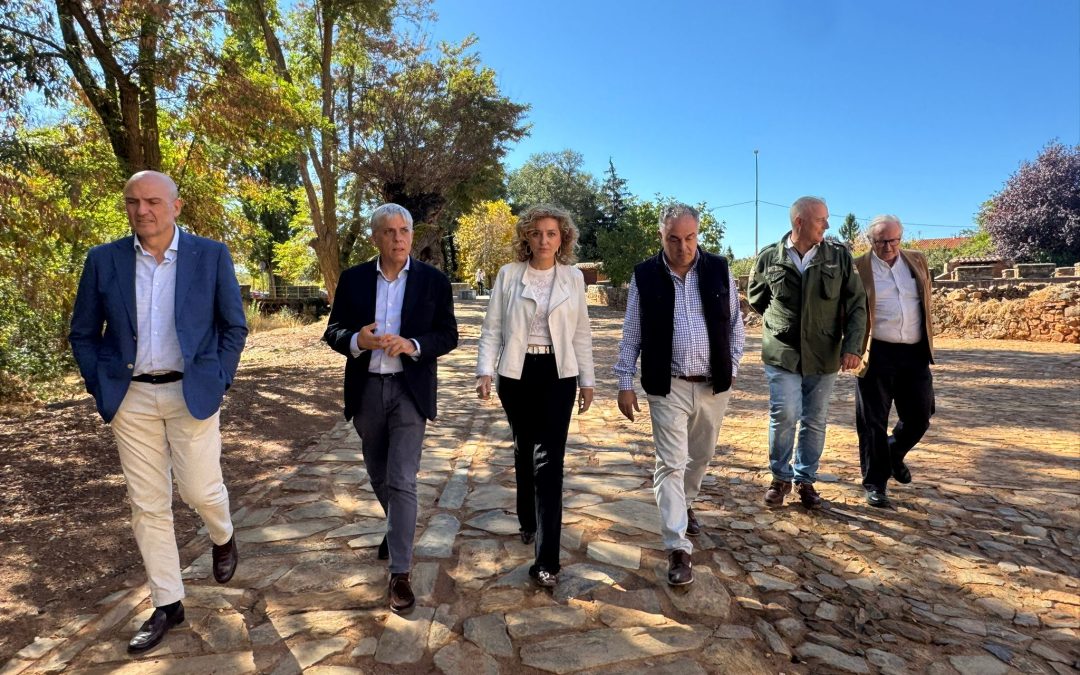 La Junta culmina el empedrado histórico de Castrillo de los Polvazares y refuerza la ayuda a los vecinos afectados por los incendios en Castrocalbón