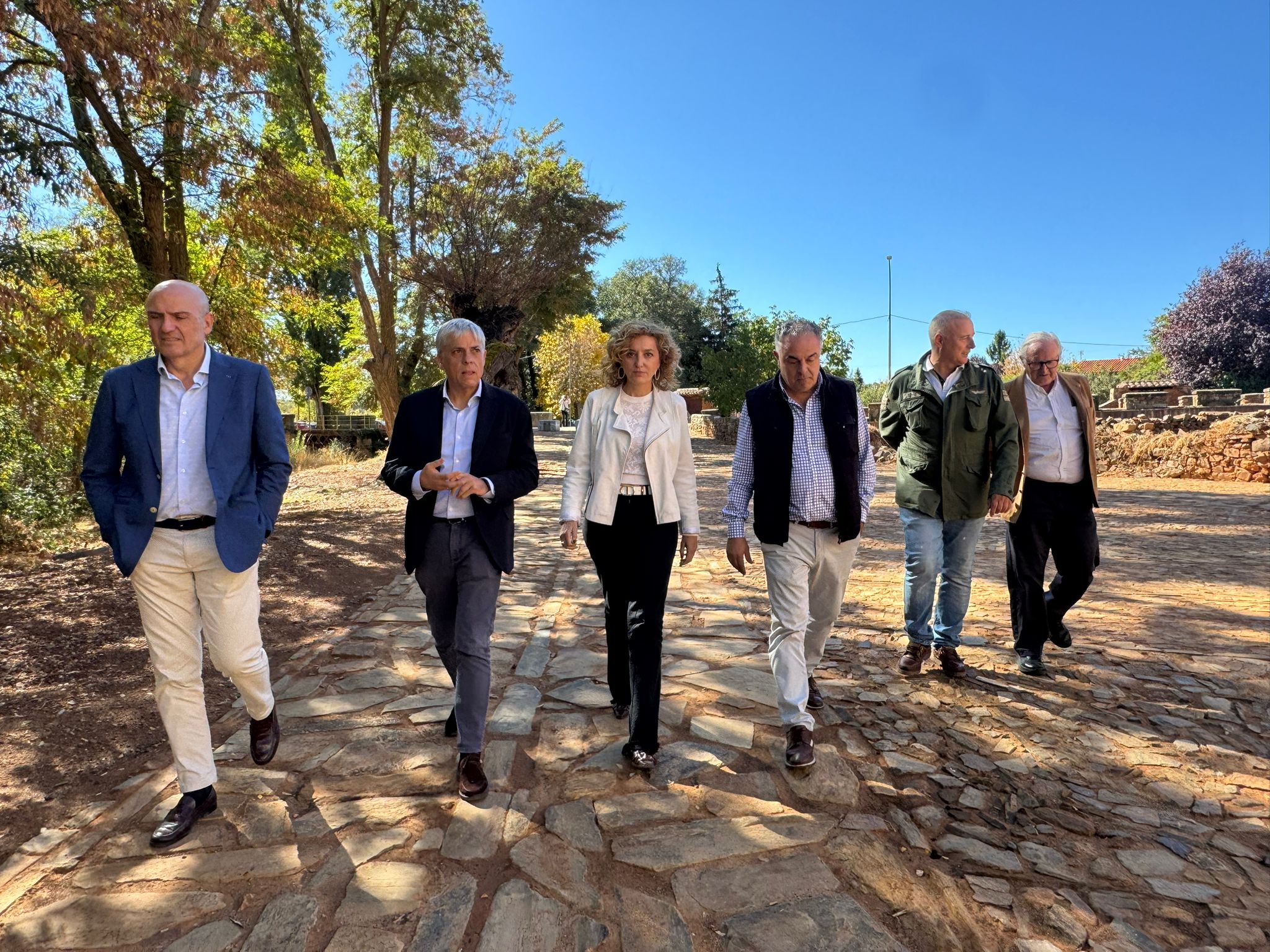 La Junta culmina el empedrado histórico de Castrillo de los Polvazares y refuerza la ayuda a los vecinos afectados por los incendios en Castrocalbón