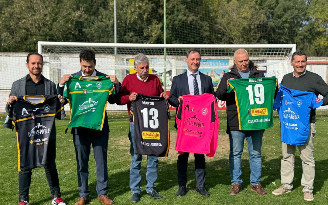 El Atlético Astorga presenta su nueva equipación, verde y dorada, con más apoyo de los patrocinadores