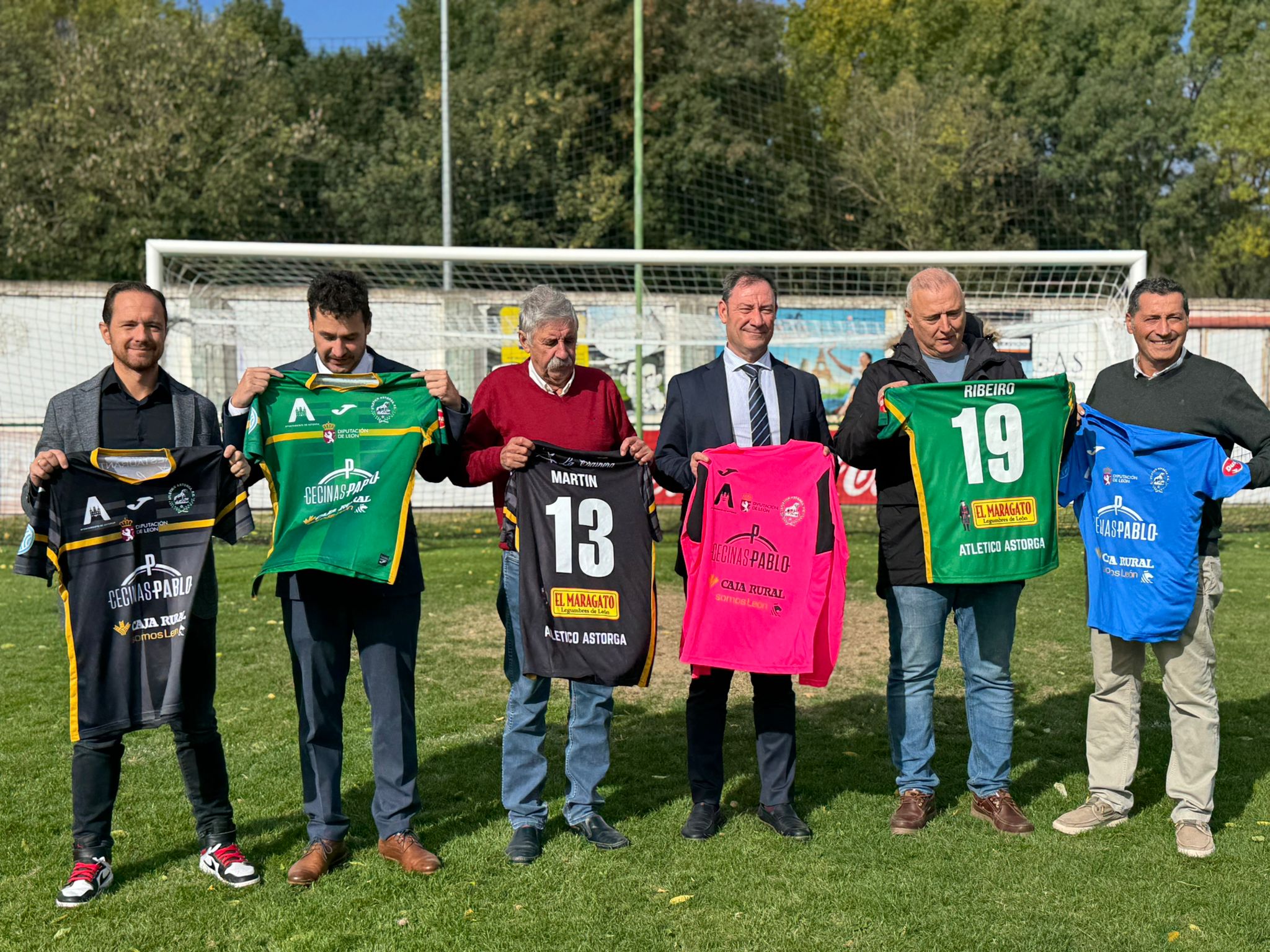 El Atlético Astorga presenta su nueva equipación, verde y dorada, con más apoyo de los patrocinadores