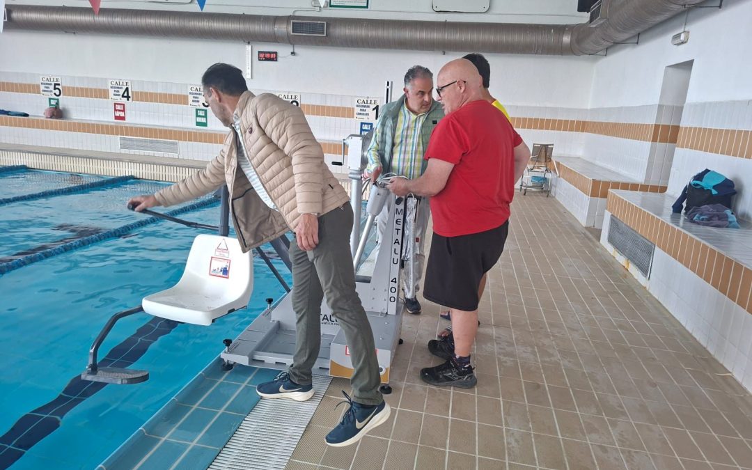 La Piscina Municipal de Astorga cuenta ya con un nuevo elevador para las personas con movilidad reducida