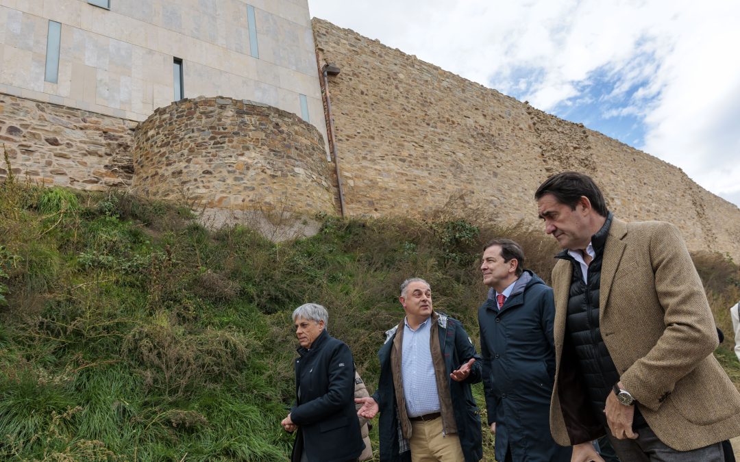 El presidente de la Junta visita la muralla romana de Astorga tras los trabajos de recuperación del Ejecutivo autonómico