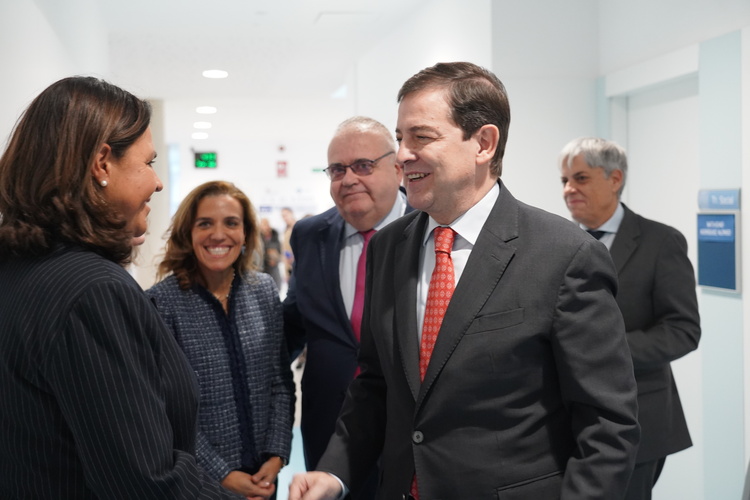 Mañueco anuncia que Astorga y La Bañeza también podrán tener unidades de afrontamiento del dolor crónico