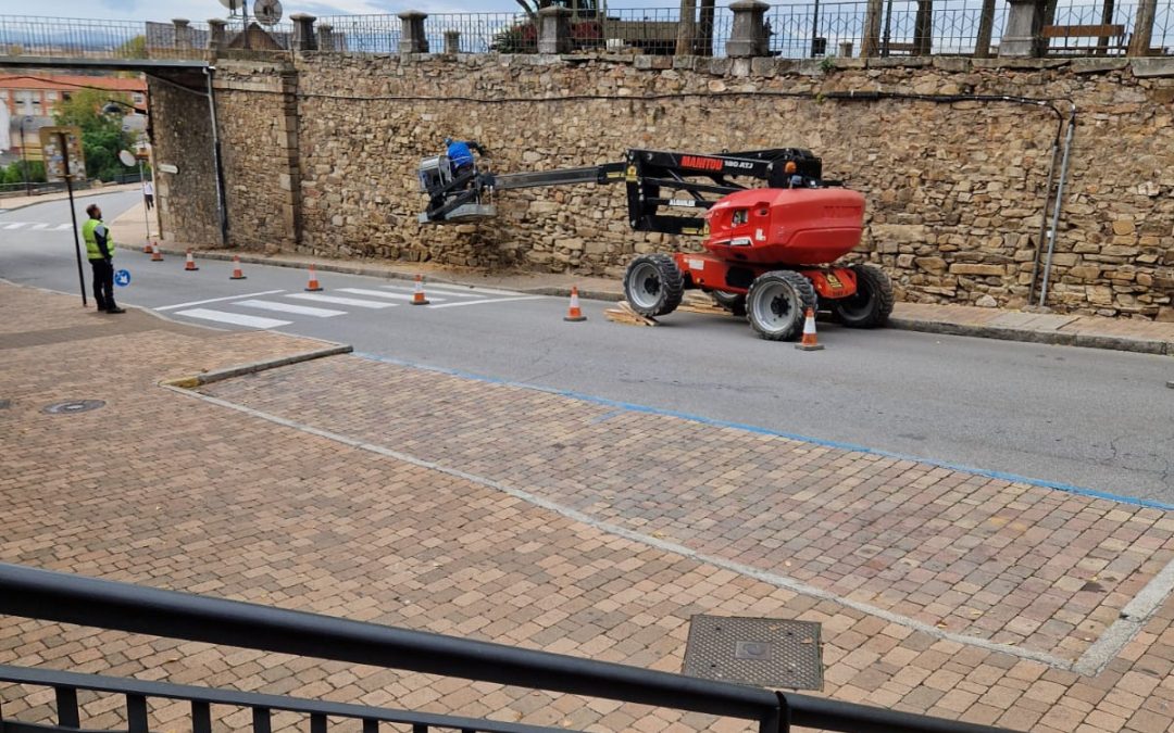 La Brigada de Obras de Astorga realiza trabajos de mantenimiento y reparación en la Bajada del Postigo