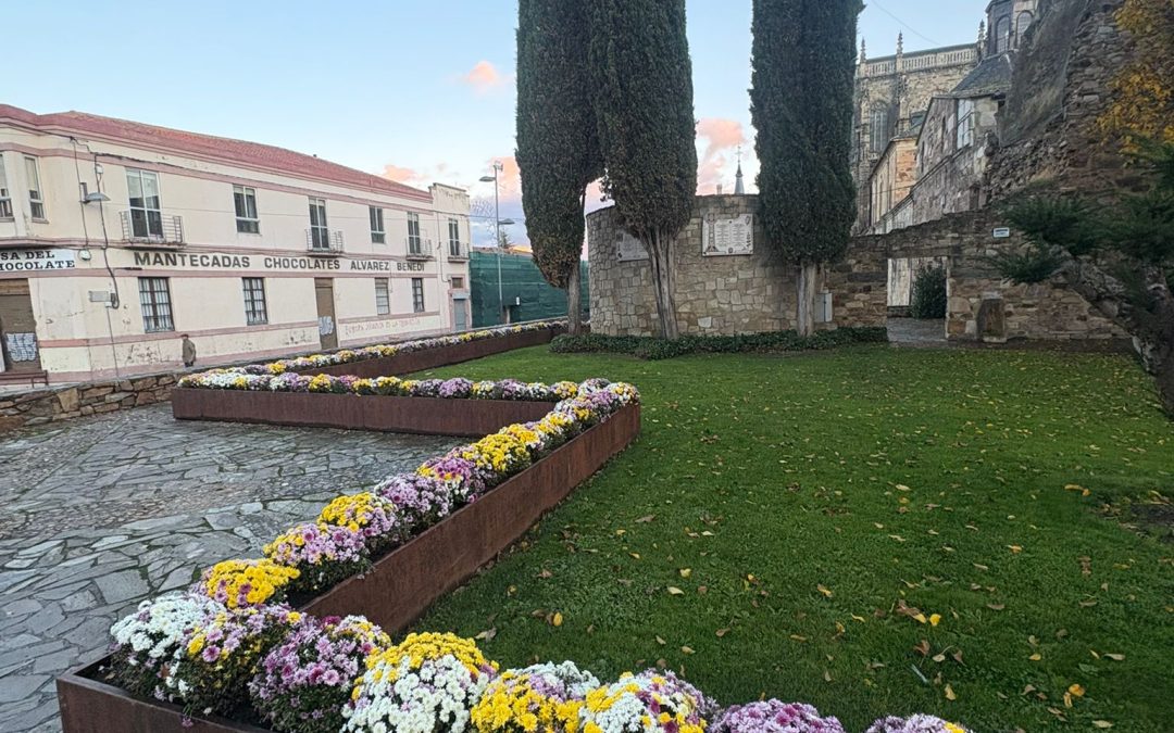 Una floristería local colabora en el embellecimiento del Parque del Aljibe de Astorga