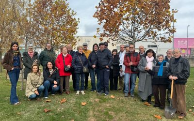 Astorga planta un cerezo y un arce por el Parkinson para sensibilizar sobre la enfermedad y reducir el aislamiento social