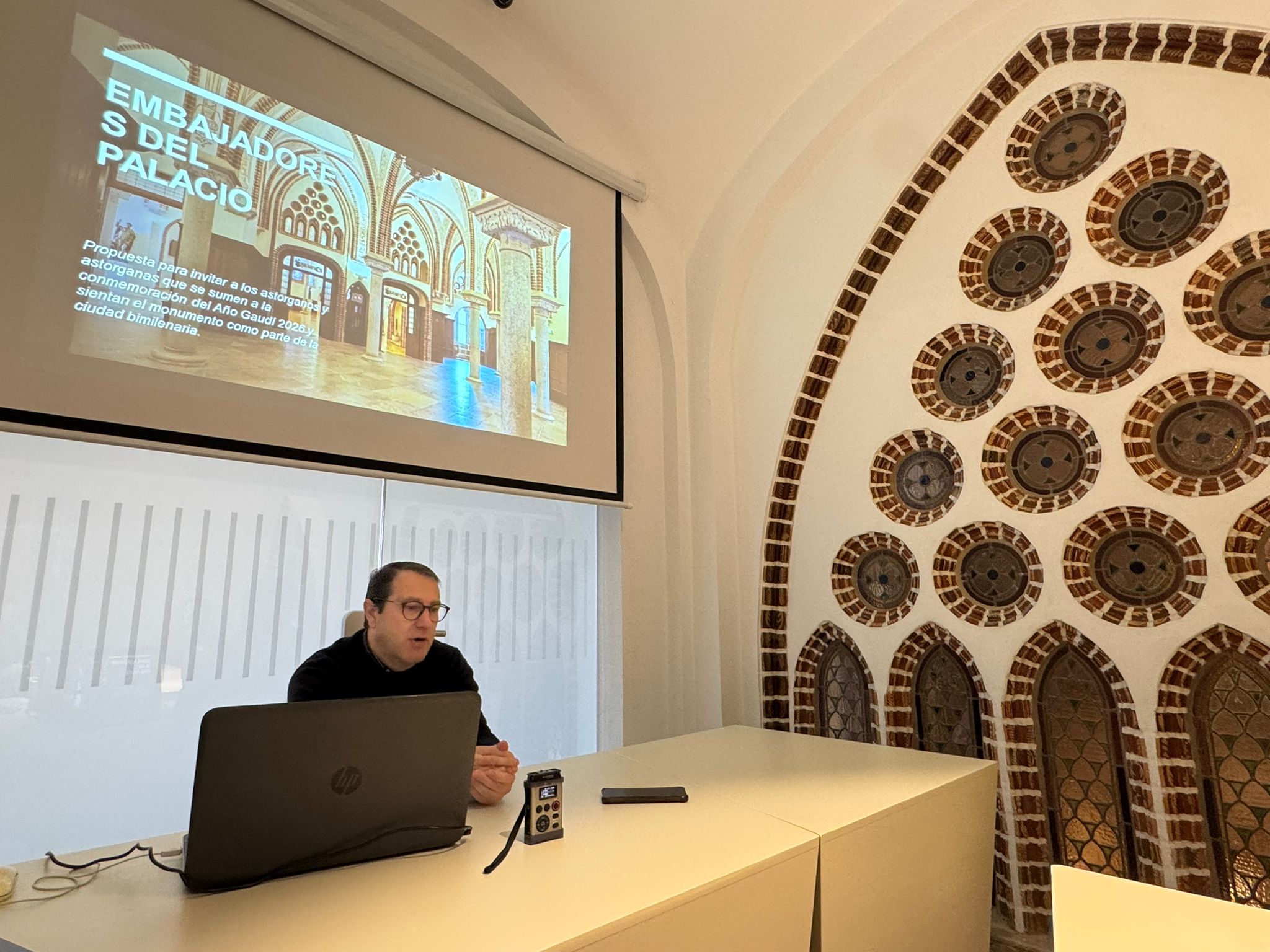 Astorga presenta el calendario del Año Gaudí 2026 y lanza el programa de ‘Embajadores del Palacio’