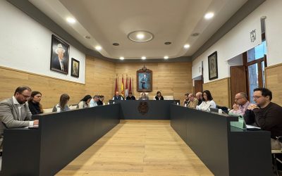 El Pleno de La Bañeza aprueba con el voto de calidad del alcalde los cambios en contratos temporales, la cuenta general y una modificación de créditos