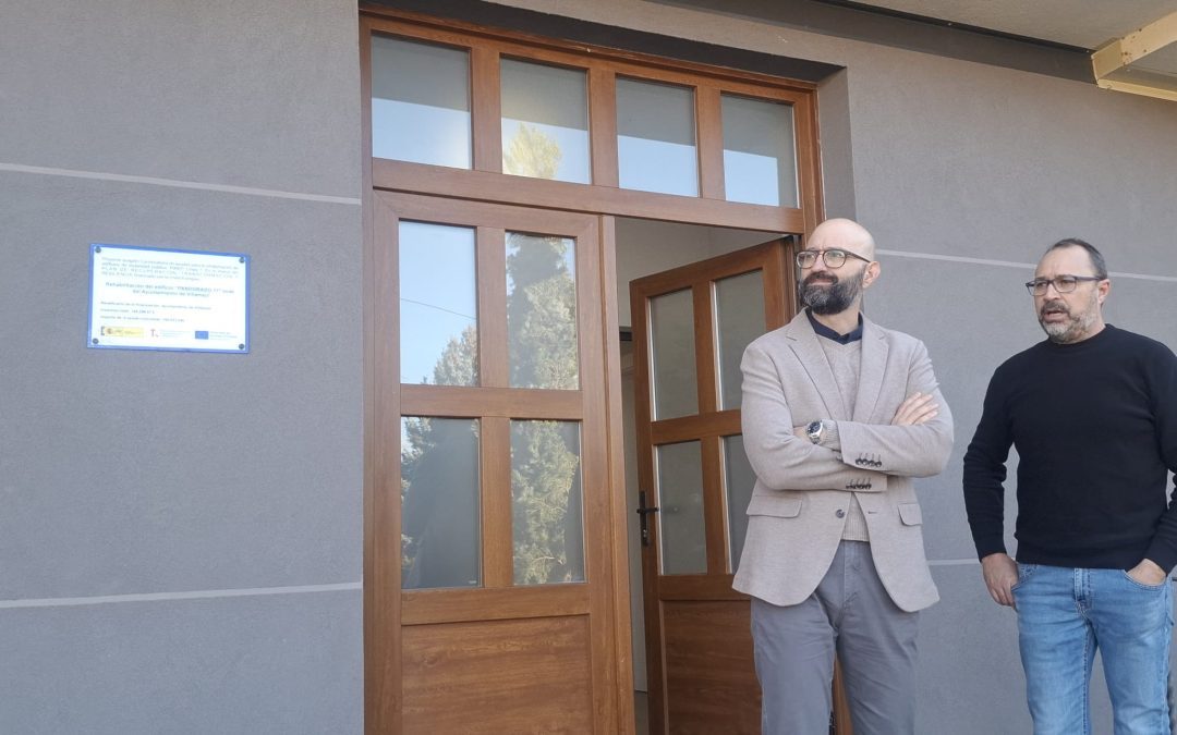 El subdelegado del Gobierno en León visita Villamejil para conocer las obras de rehabilitación del Ayuntamiento