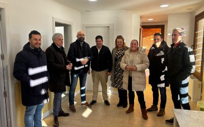 El subdelegado del Gobierno visita Pobladura de Pelayo García para conocer la rehabilitación de las antiguas escuelas