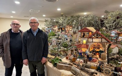 El Belén artesano de Fernando Celada llega a Astorga con paisajes comarcales y piezas en movimiento