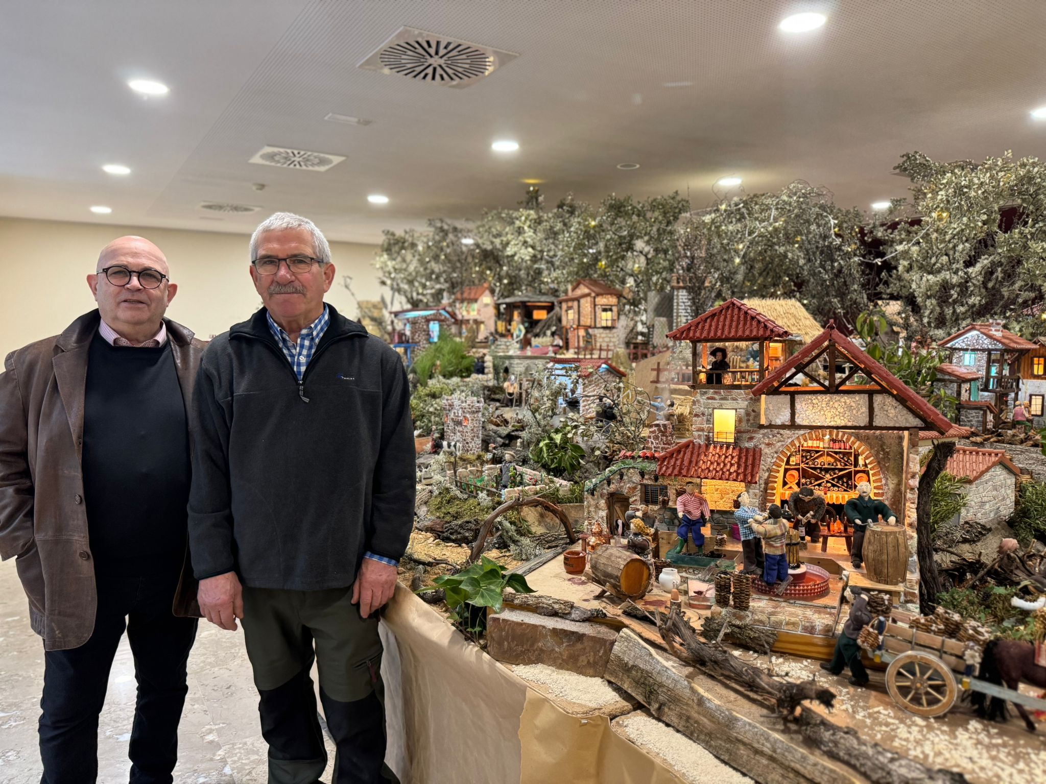 El Belén artesano de Fernando Celada llega a Astorga con paisajes comarcales y piezas en movimiento