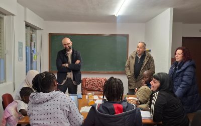 El subdelegado del Gobierno visita en Villagatón el proyecto de integración “Yo con ti, tú con mi”
