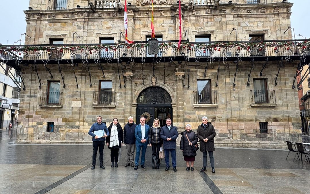 El consejero de la Presidencia de la Junta visita Cáritas Astorga y Manos Unidas para resaltar su labor humanitaria