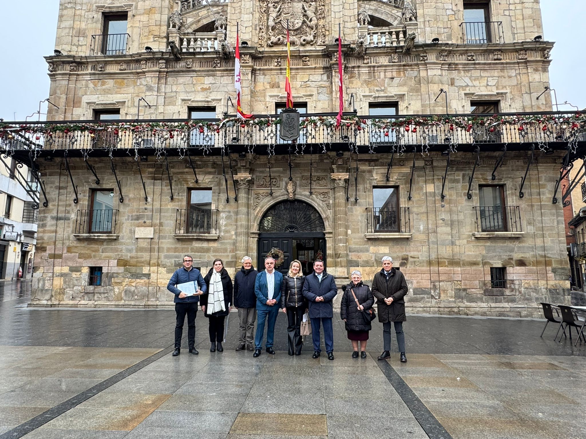 El consejero de la Presidencia de la Junta visita Cáritas Astorga y Manos Unidas para resaltar su labor humanitaria