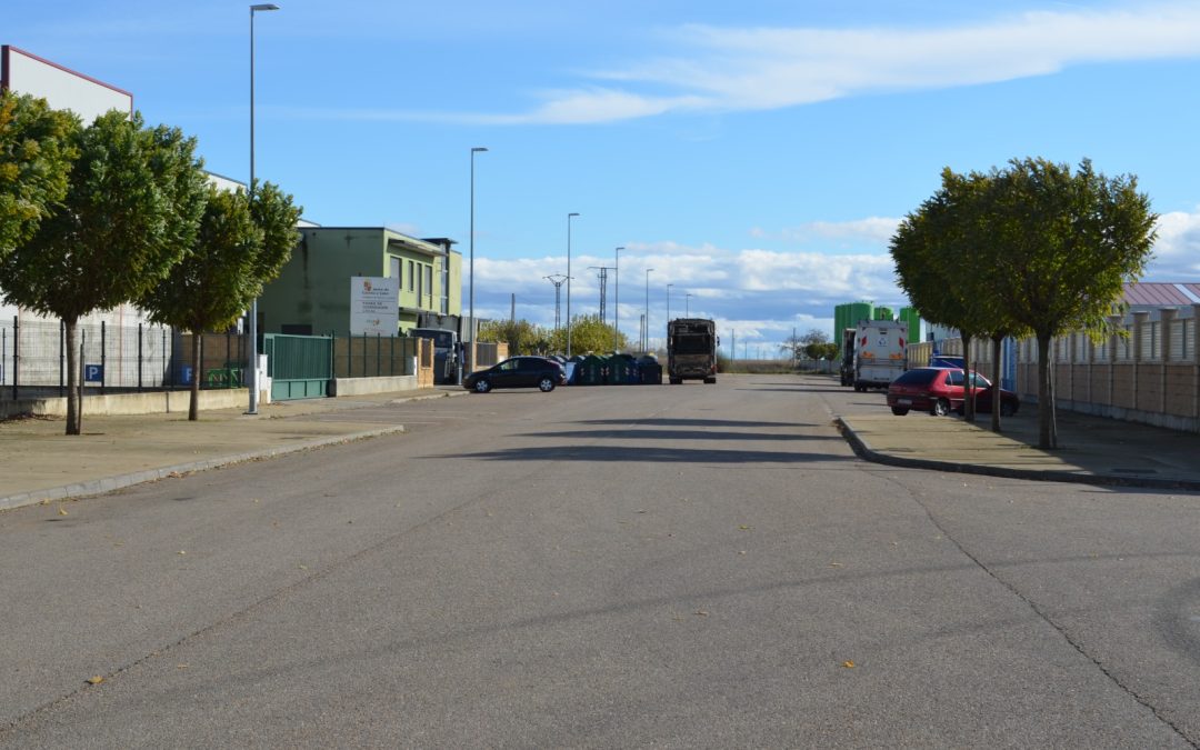 Santa María del Páramo reorganiza inversiones financiadas por la Diputación para impulsar autoconsumo solar y renovar la bolera