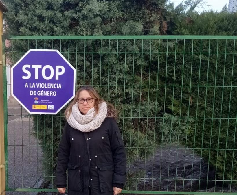 Santa María del Páramo instala un símbolo educativo contra la violencia de género