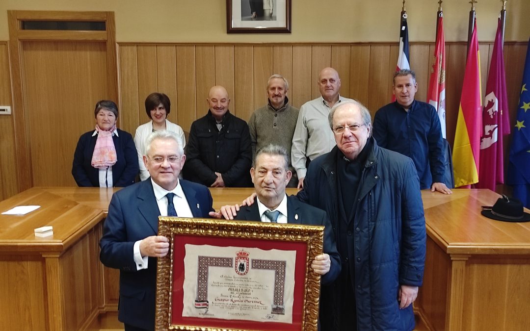 Gaspar Ramos recibe la Medalla de Oro del ayuntamiento de Santa Coloma de Somoza