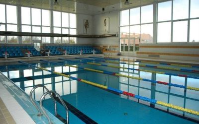 Astorga revisa el reglamento de la Piscina Municipal incluyendo la prohibición de móviles y multas de hasta 300 euros
