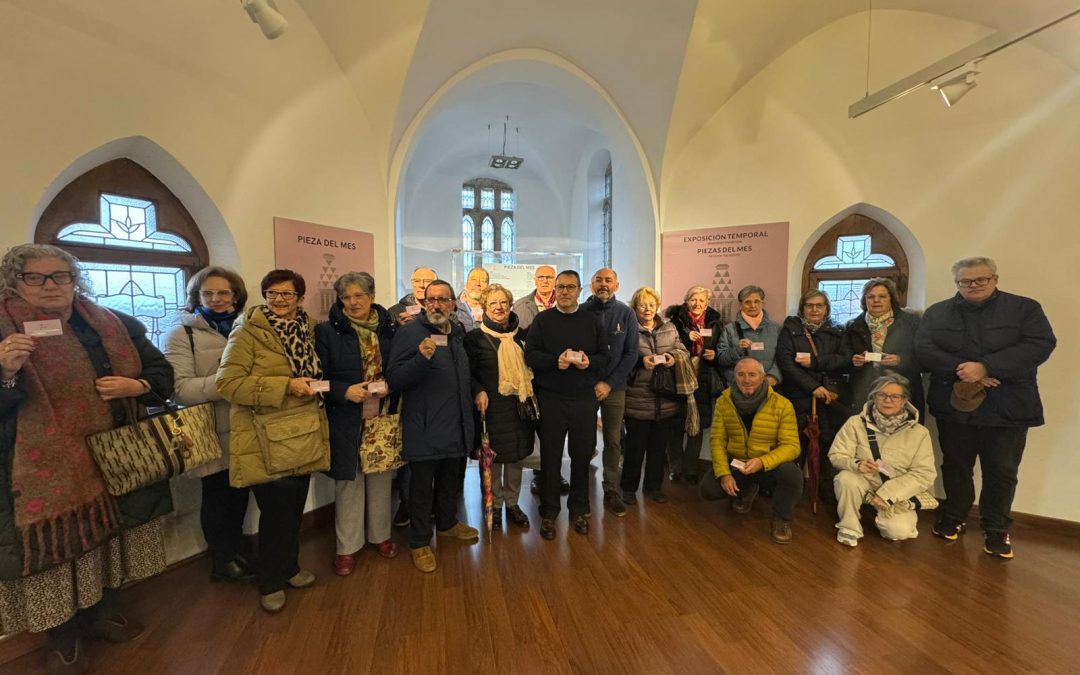 Los primeros ‘Embajadores’ acuden al Palacio de Gaudí para ver La Pieza del Mes dedicada al arquitecto catalán