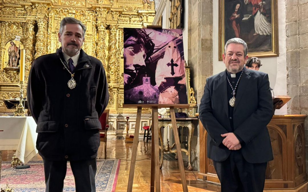 La Hermandad de Caballeros del Silencio en Astorga muestran el cartel conmemorativo de su centenario